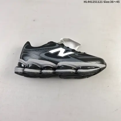 New Balance 新鞋型!新百伦NEW BALANCE NB2000系列复古潮流网眼透气跑鞋2000年代风格轻便耐磨厚底增高 气垫缓震运动老爹鞋,这双New Balance 2000 依然是融合了新旧元素的跑鞋造型,命名为 2000,或许是它的设计理念有着 Y2K 的血统.最大的亮点,在于这双鞋的中底.中底造型太抓眼球了,五个 ABZORB 单元!带来极具辨识度和冲击力的视觉效果,让这双鞋在外观和脚感方面都颇具吸引力.鞋面会比以往 New Balance 更扁平化,配合夸张的中底,看上去很有未来感.并且鞋头的线条看上去十分流畅,对于 New Balance 粉丝来说,一定会觉得很新颖. 货号:U2000XS ID:HL441251121